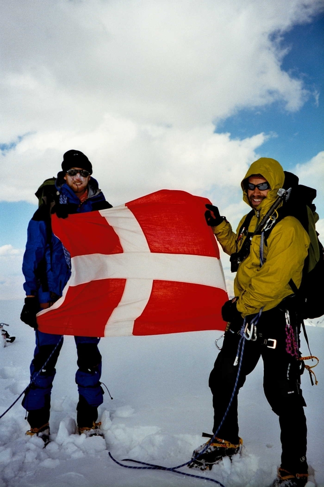 Mortens billede, taget af Bugge, hvor flaget er foldet ud
